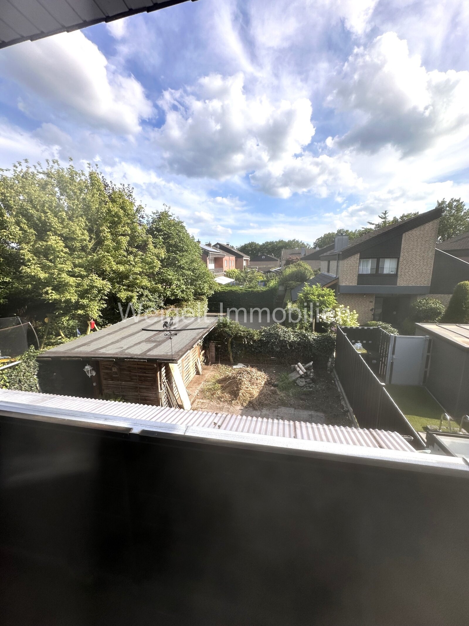 Aussicht vom Balkon auf den Garten